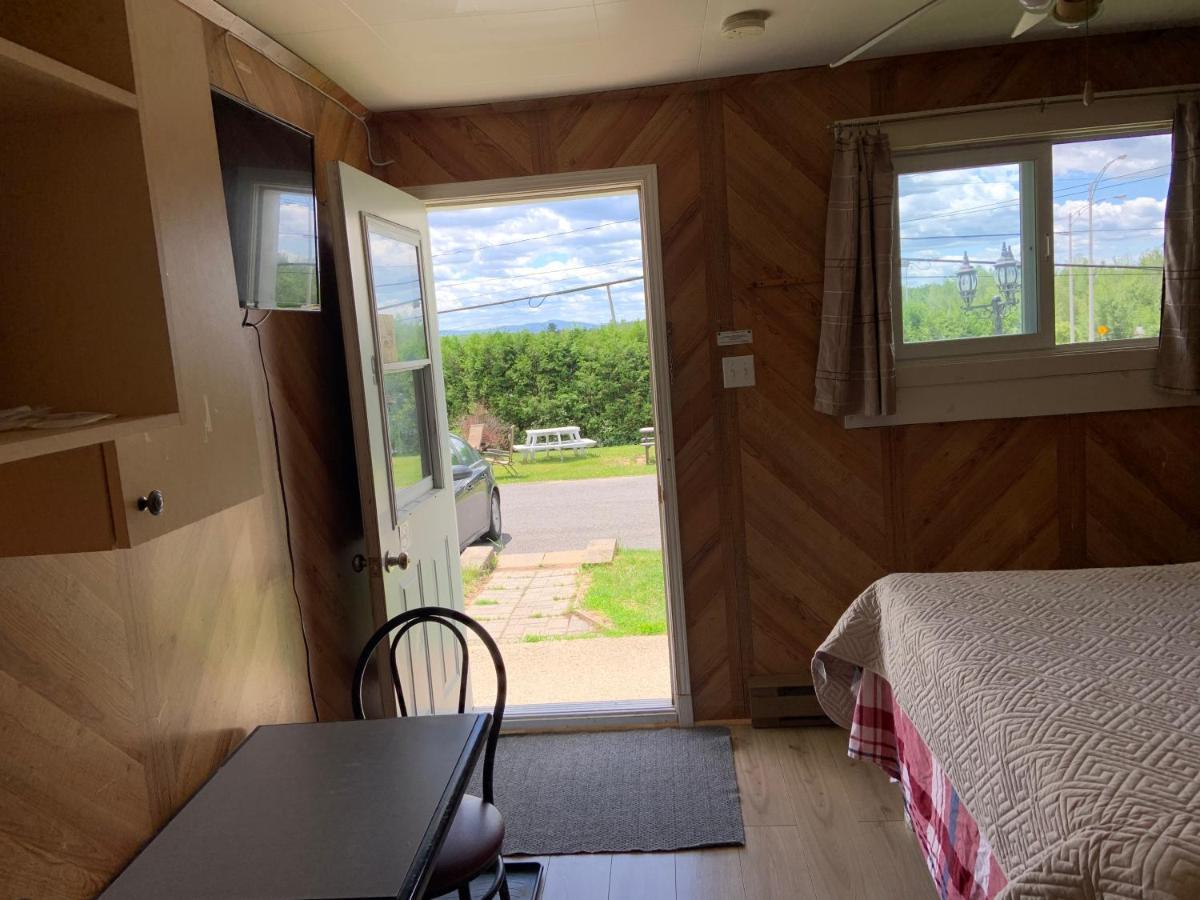 Motel & Chalets --Shefford-Waterloo- Habitation Forest ภายนอก รูปภาพ